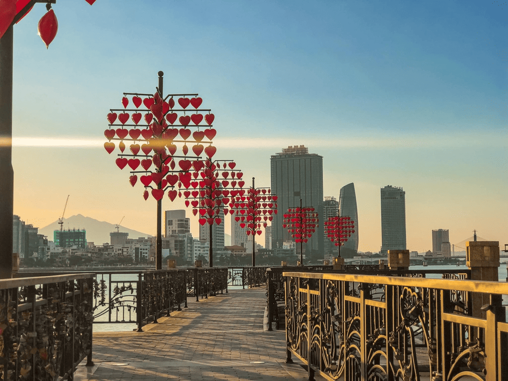 Cầu T&igrave;nh Y&ecirc;u l&agrave; điểm hẹn h&ograve; l&atilde;ng mạn với đ&egrave;n lồng h&igrave;nh tr&aacute;i tim, thu h&uacute;t đ&ocirc;ng đảo du kh&aacute;ch v&agrave; c&aacute;c cặp đ&ocirc;i (Nguồn: Fanpage Cầu T&igrave;nh Y&ecirc;u &bull; Đ&agrave; Nẵng)